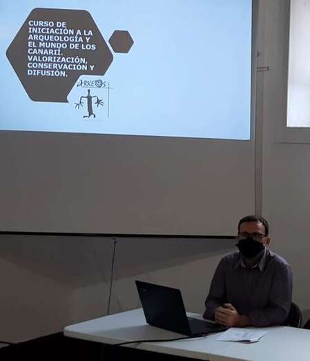 Momento de la charla del profesor y arqueólogo Abel Galindo/TA.